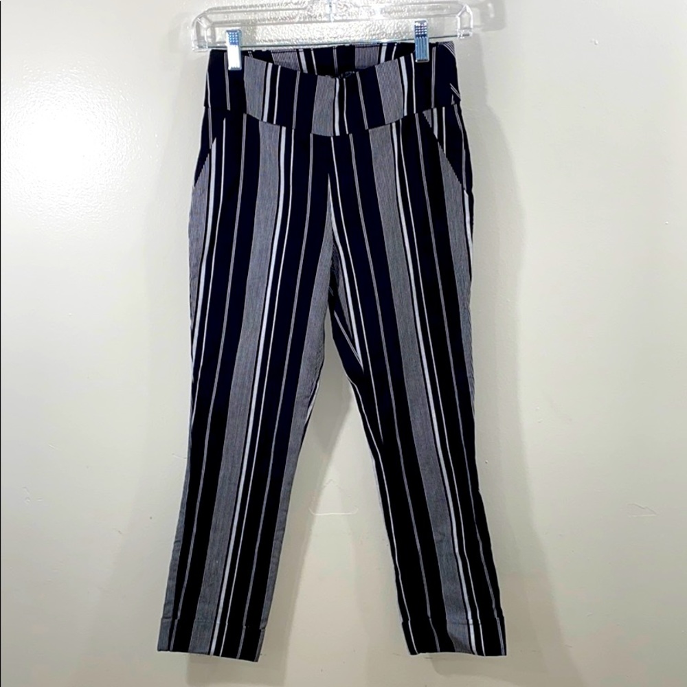 NEW YORK & COMPANY Gray Cropped Pant S